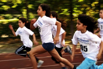 ילדות בתחרות ריצה - כדאי להנחיל את החשיבה כבר מגיל קטן
