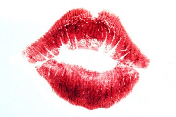 מחלת הנשיקה: אפשר להידבק גם מהתעטשות