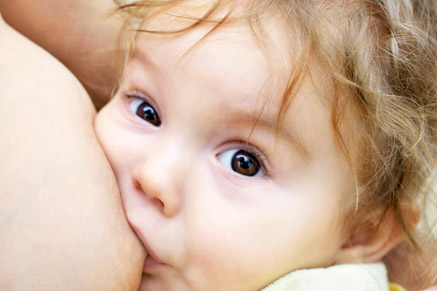 ישנם יתרונות רבים לתינוקות שיונקים חלב אם