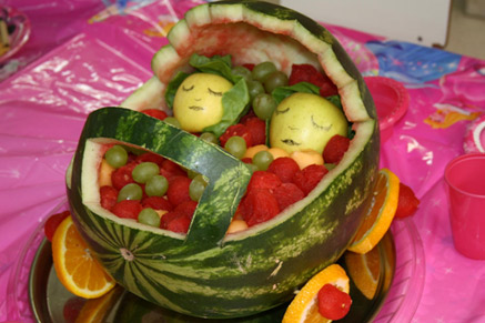 יופי של דרך למשוך את הילדים לאכול פירות...   צילום: מיכל גבריאל-גל