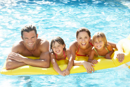 גם שחייה בבריכה יכולה להיות פעילות ספורטיבית משפחתית