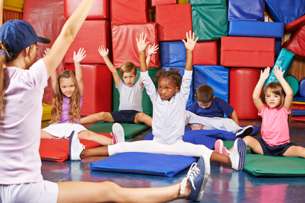 פעילות גופנית קבוצתית לילדים במסגרת שיעור מודרך