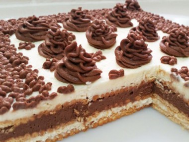עוגת ביסקוויטים פשוטה עם קרם וניל ושוקולד