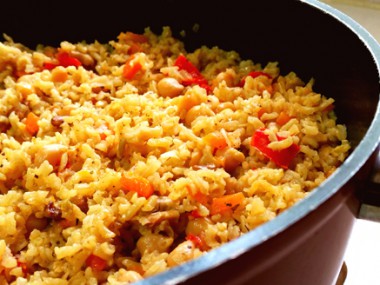 אורז בסמטי מלא עם ירקות וגרגירי חומוס