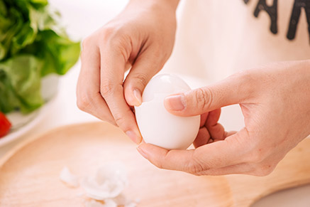 איך מקלפים ביצה קשה בקלות?