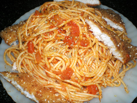 ספגטי ברוטב עגבניות ואצבעות שניצל דג